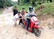 Bhabinkamtibmas Polsek Birem Bayeun Polres Langsa Bantu Warga Terjebak Lumpur