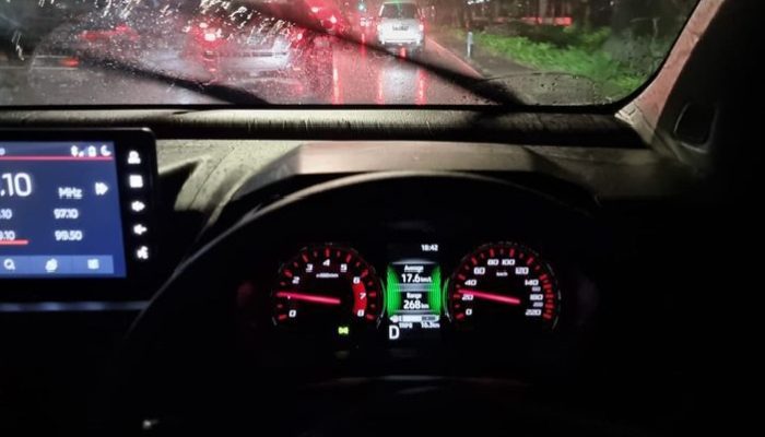 Harus Tahu, Kaca Mobil Sering Berembun Saat Hujan Karena Hal Ini