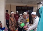 Bhabinkamtibmas Polsek Langsa Barat Saat Bantu Warga Membuat Bubur Kanji