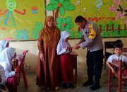 Bhabinkamtibmas Berikan Motivasi ke Pada pelajar SD