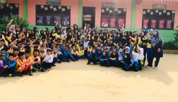 Bhabinkamtibmas Polsek Birem Bayeun Senam Pagi Bersama Siswa SD