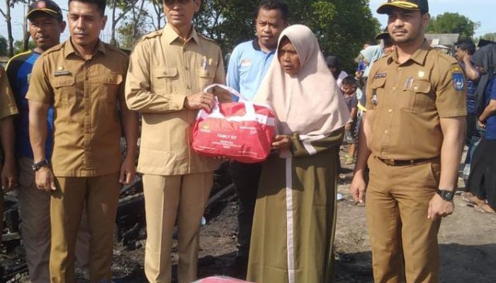 Pemko Langsa Serahkan Bantuan Masa Panik Untuk Korban Kebakaran