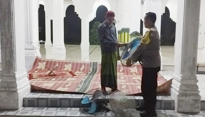 Jelang Bulan Suci Ramadhan, Bhabinkamtibmas Polsek Langsa Timur Service Gratis Kipas Angin Mesjid