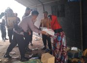Brimob Salurkan Bantuan untuk Korban Kebakaran di Langsa 