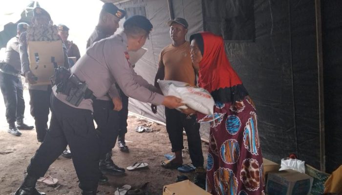 Brimob Salurkan Bantuan untuk Korban Kebakaran di Langsa 