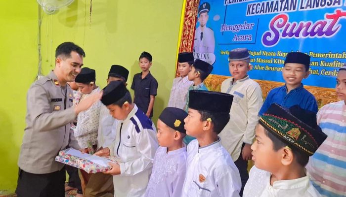 Kapolsek Langsa Monitoring Sunat Masal di Gampong Alue Beurawe