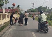 Saat Warga Terjatuh Dari Sepeda, Ini yang Dilakukan Babinkamtibmas Polsek Manyak Payed