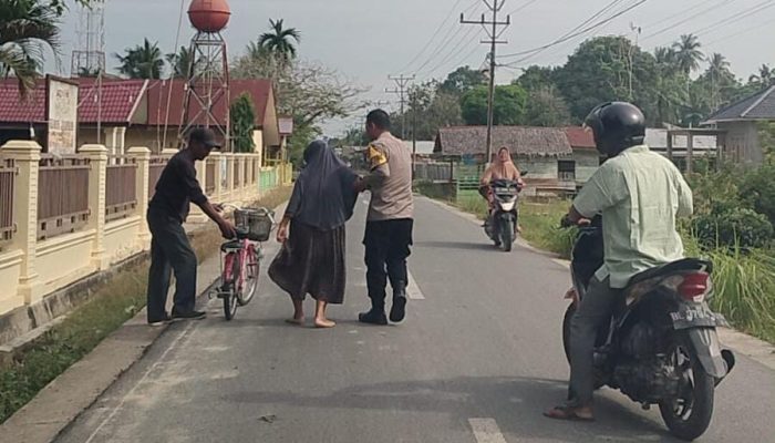 Saat Warga Terjatuh Dari Sepeda, Ini yang Dilakukan Babinkamtibmas Polsek Manyak Payed