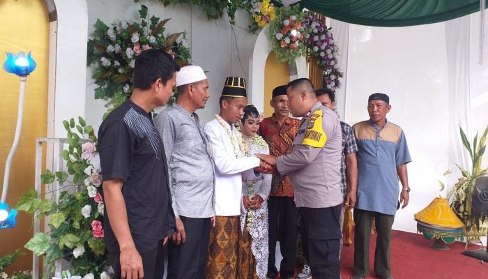 Jalin Silahturahmi, Bhabinkamtibmas Hadiri Pernikahan Warga Binaanya