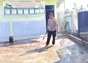 Jelang Ramadhan, Bhabinkamtibmas Polsek Langsa Timur Gotong Royong Bersihkan Halaman Mesjid Nurul Hidayah