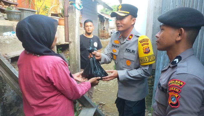 Sambut Ramadhan 1445 H, Kapolres Langsa Bagi Daging Meugang