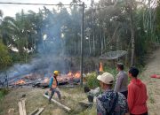 Bersama Warga Anggota Polsek Serbajadi Bantu Padamkan Api yang Membakar Rumah Warga Peunaron