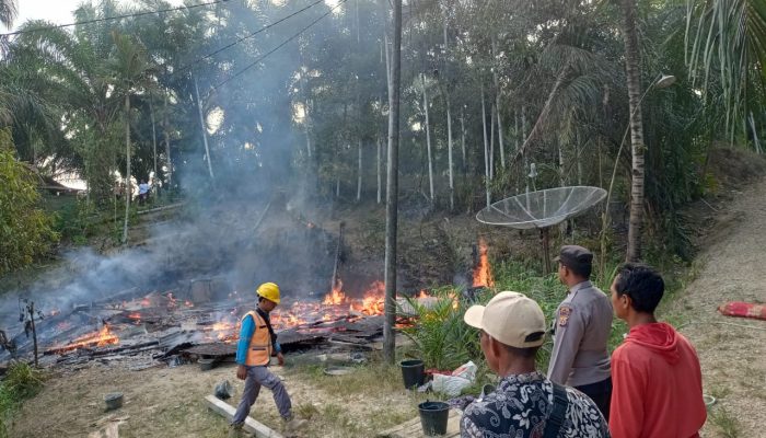 Bersama Warga Anggota Polsek Serbajadi Bantu Padamkan Api yang Membakar Rumah Warga Peunaron