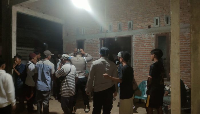 Anggota Polsek Serbajadi Bantu Evakuasi Bocah Yang Tenggelam di Peunaron
