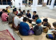 Menunggu Waktu Buka Puasa, Kanit Binmas Polsek Simpang Jernih Ajari Anak-anak Mengaji