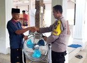 Bripka Edi Raharjo Serahkan Kipas Angin Yang Telah Di Servis Gratis di Mesjid Meurandeh Tengoh