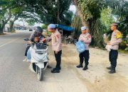 Polsek Langsa Barat Bagikan Takjil Ke Pengedara Jalan