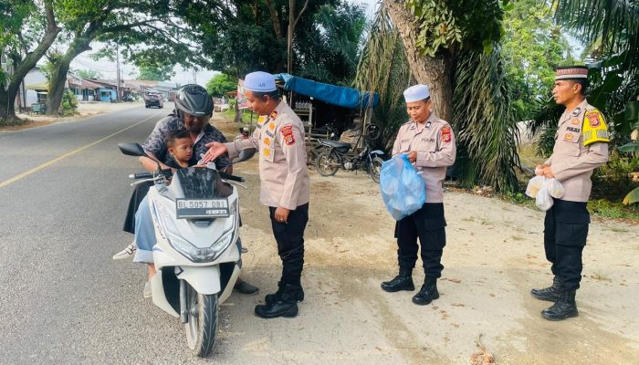 Polsek Langsa Barat Bagikan Takjil Ke Pengedara Jalan