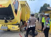 Dengan Sigap, Anggota Satlantas Polres Aceh Timur Bantu Pengemudi Truk Yang Alami Pecah Ban
