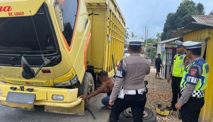 Dengan Sigap, Anggota Satlantas Polres Aceh Timur Bantu Pengemudi Truk Yang Alami Pecah Ban