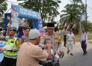 Polres Aceh Timur Bagikan 500 Takjil Buka Puasa Kepada Pengguna Jalan