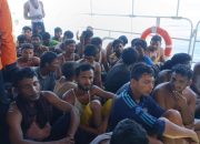 Basarnas Evakuasi Imigran Rohingya yang Terombang-ambing di Laut Aceh Barat