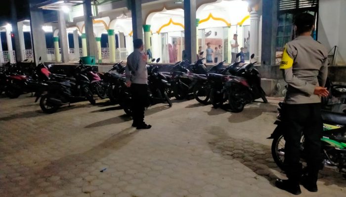 Berikan Rasa Aman, Bhabinkamtibmas Polsek Birem Bayeun Lakukan Pengamanan di Sejumlah Masjid Saat Shalat Tarawih