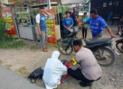 Diduga Karena Sudah Pikun, Bhabinkamtibmas Polsek Manyak Payed Antarkan Nenek Yang Kesasar