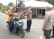 Kapolsek Langsa Timur Bagi-Bagi Takjil Ke Masyarakat yang Melintas
