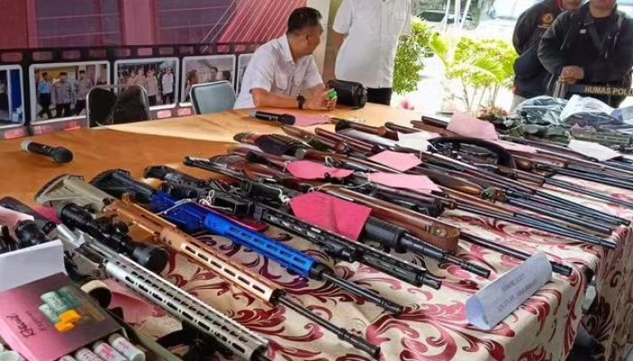 Wanita di Bandung Simpan 27 Senapan, 11 Pistol, 9 Ribu Peluru