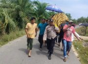 Bhabinkamtibmas Polsek Langsa Timur Polres Langsa Angkat Kerenda Bantu Prosesi Pemakaman Warga