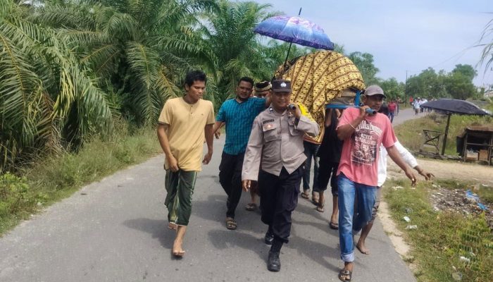 Bhabinkamtibmas Polsek Langsa Timur Polres Langsa Angkat Kerenda Bantu Prosesi Pemakaman Warga