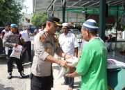 Ini Yang Dilakukan Kapolres Langsa di Jum’at Berkah, Marbot dan Satpam Ketiban Rezeki