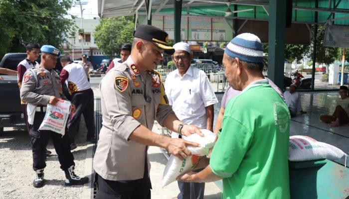 Ini Yang Dilakukan Kapolres Langsa di Jum’at Berkah, Marbot dan Satpam Ketiban Rezeki