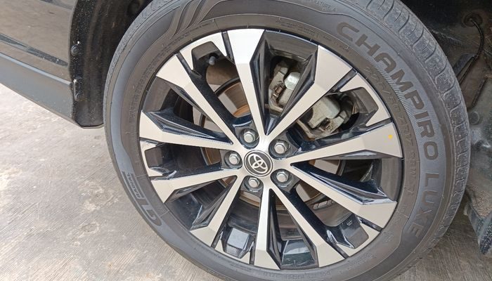 Inilah Risikonya Bila Ban Mobil Kalian Keseringan Terkena Semir Ban