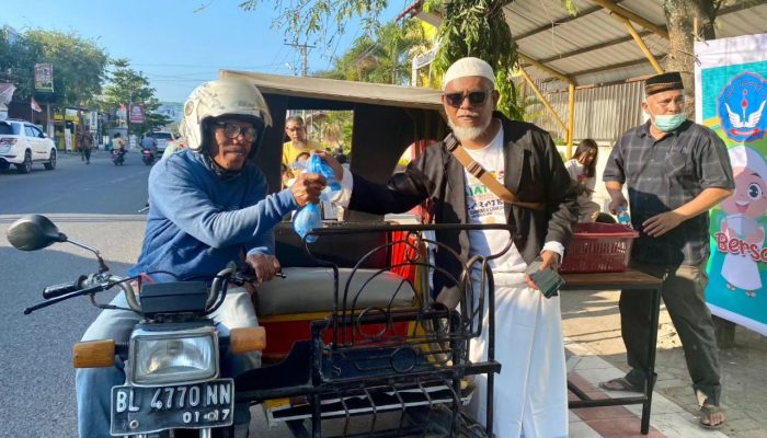 Ratusan Pengendara di Lhokseumawe Dapat Takjil Gratis