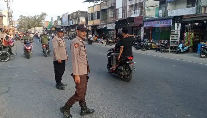 Antisipasi Kemacetan, Personil Polsek Syamtalira Bayu Lakukan Pengatura Lalu Lintas