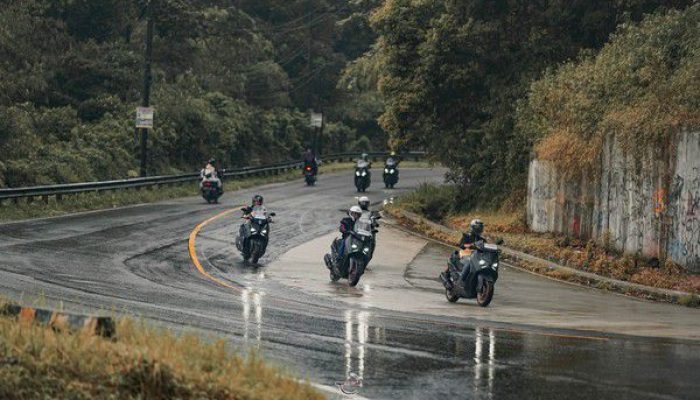 6 Cara Ngerem Motor Matic yang Benar di Jalan Menurun