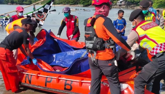 Tim Gabungan Evakuasi Tiga Mayat Rohingnya ke Daratan Aceh Jaya