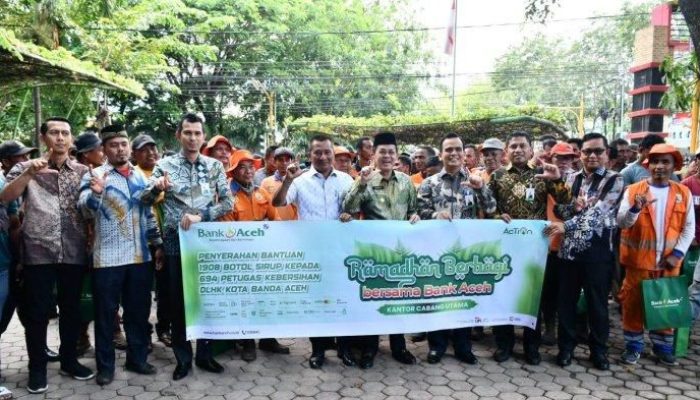 Pj Wali Kota dan Dirut Bank Aceh Serahkan Paket Ramadha bagi Pasukan Oranye di Banda Aceh