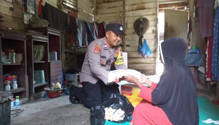 Polisi di Langsa Bagikan Paket Sembako ke Masyarakat Kurang Mampu di Bulan Ramadan