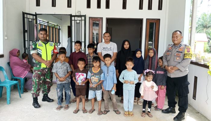 Bhabinkamtibmas dan Babinsa bersama Geuchik Bagikan Santunan anak Yatim