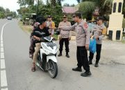 Berbagi Kebahagiaan di Bulan Suci Ramadhan, Polsek Sungai Raya Bagi Takjil