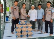 Kapolsek Langsa Safari dzuhur dan Bagikan Air Minaral