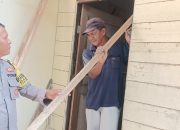 Bhabinkamtibmas Polsek Langsa Bantu Perbaiki Rumah Warga Binaannya