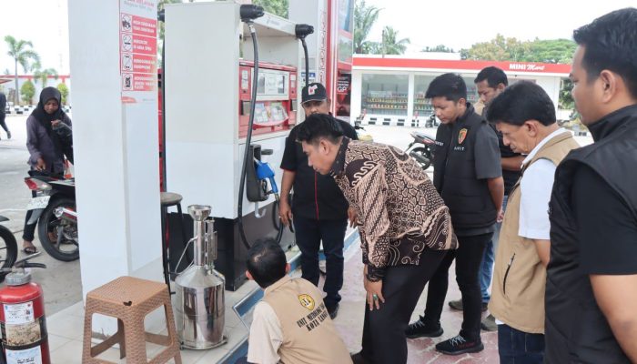 Satreskrim Polres Langsa Bersama Disperindagkop dan Metrologi Tera Ulang Sejumlah SPBU