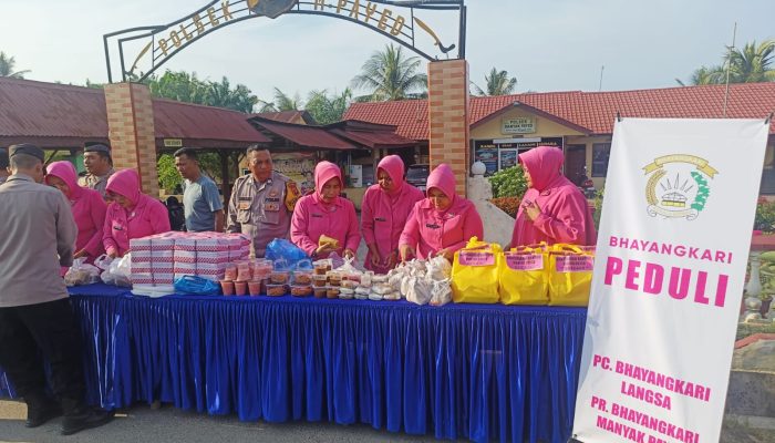 Bhayangkari Ranting Manyak payed Berbagi takjil di Bulan Suci Ramadhan