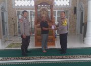 Bhabinkamtibmas Polsek Sungai Raya Serahkan Hadiah Buku Yasin Ke Masjid Nurul Ikhsan
