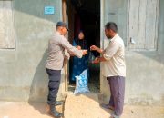 Bentuk Kepedulian Pada Warga Kurang Mampu, Bhabinkamtibmas Polsek Birem Bayeun Bagikan Paket Sembako