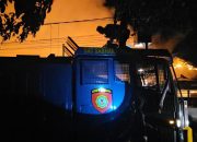 Polres Langsa Kerahkan Water Canon Padamkan Kobaran Api di Blok PJKA Langsa 